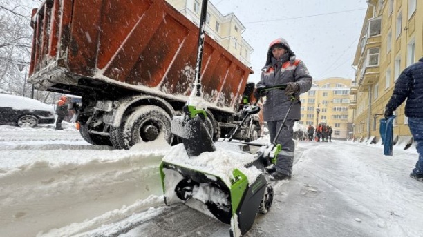 Энергетики ОЭК взяли в руки электролопаты и вышли на улицы Москвы 