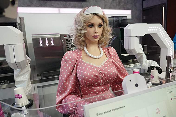 Сервоприводная Дуняша покорила гостей ПМЭФ