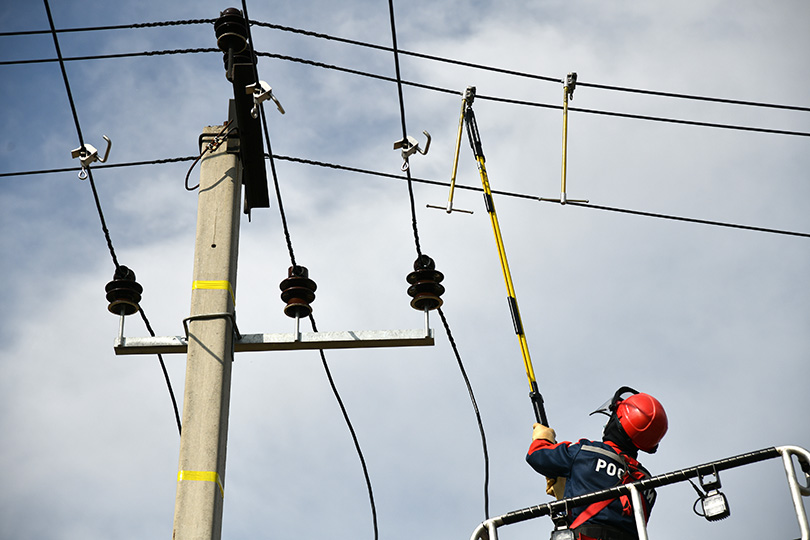 Специалисты «Россети Московский регион» освоили новый вид работ под напряжением
