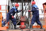 Российских туристов посвящают в нефтяники