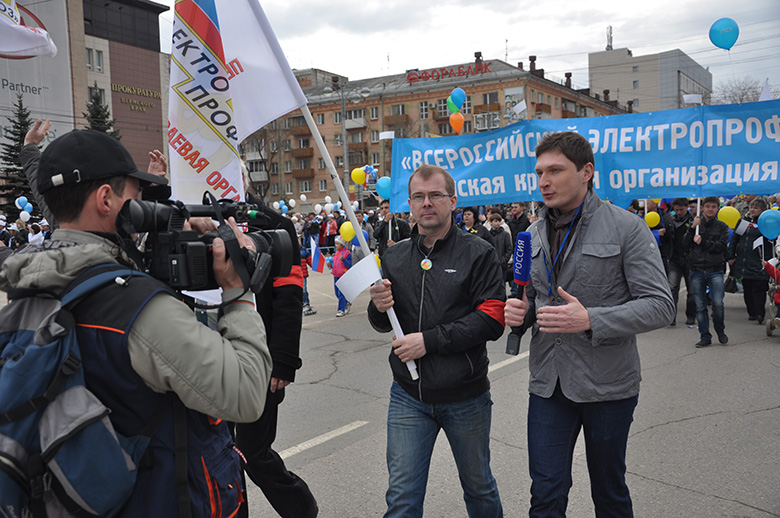 Председатель Пермской организации ВЭП Андрей Сачков дает интервью каналу «Россия» на первомайской демонстрации.