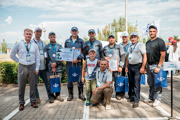 Директор ООО «Опора Плюс» Баландин Е.&nbsp;В. со специалистами компании, занявшими второе место