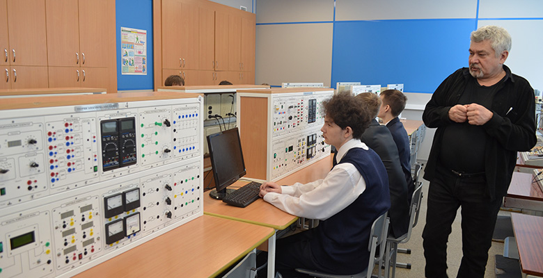 Занятие со школьниками в лаборатории теоретических основ электротехники