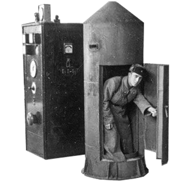 Бронированная кабина на пульте управления Сталинградской ГРЭС, в которой укрывался дежурный персонал во время бомбежек и артобстрелов. 1942&nbsp;год