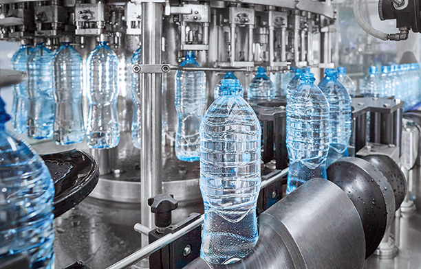 Пищевая промышленность Для высоких требований в области гигиены. Отложения вирусов и бактерий на неровностях поверхности предотвращается благодаря гладкой поверхности нержавеющей стали. Высокая степень защиты IP 66/NEMA 4X допускает мойку сильными струями воды