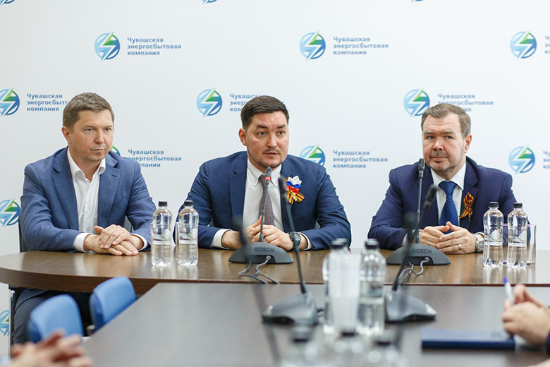 Нового руководителя сотрудникам компании представил председатель совета директоров ГК «Трансэнергопром» Андрей Водопьянов (на фото — справа).