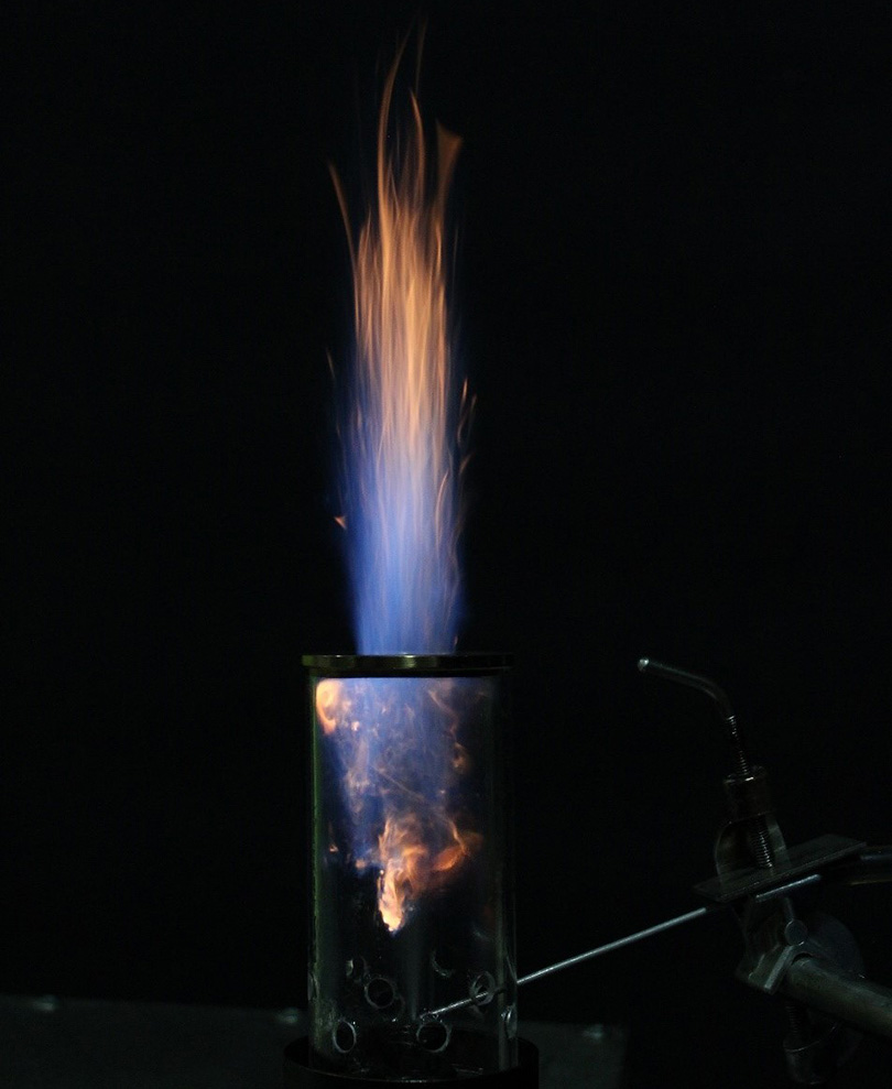 Процесс сжигания дизельного топлива, распыляемого перегретым водяным паром, в лабораторном образце горелочного устройства со стеклянной камерой газогенерации