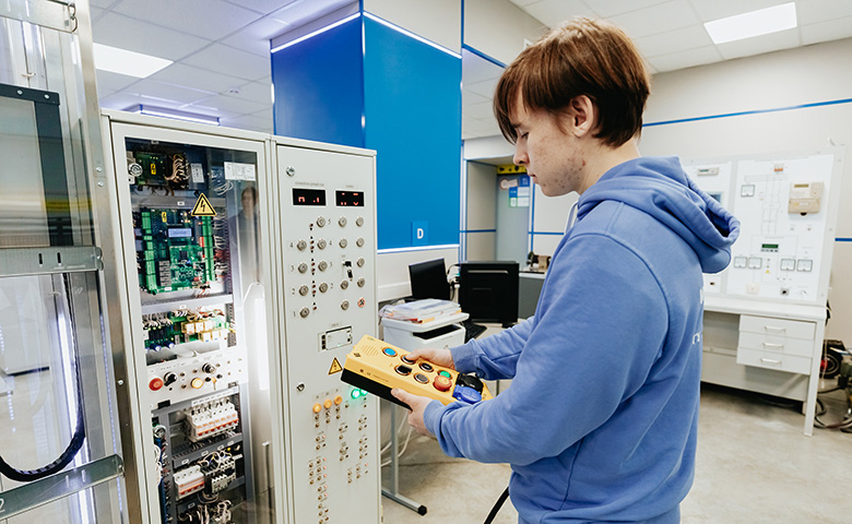 Лаборатория электроприводов и роботов