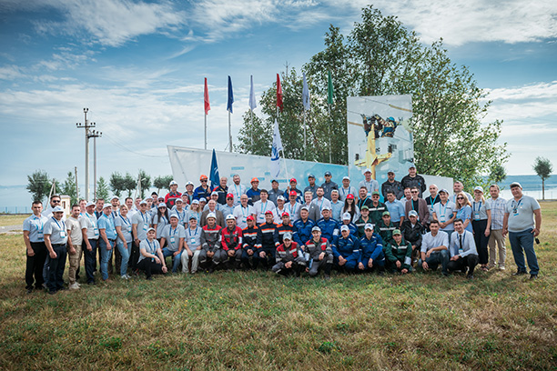 Участники профессионального состязания за звание «Лучшая бригада электромонтеров распределительных электрических сетей 0,4–10 кВ среди подрядных организаций 2023 года»