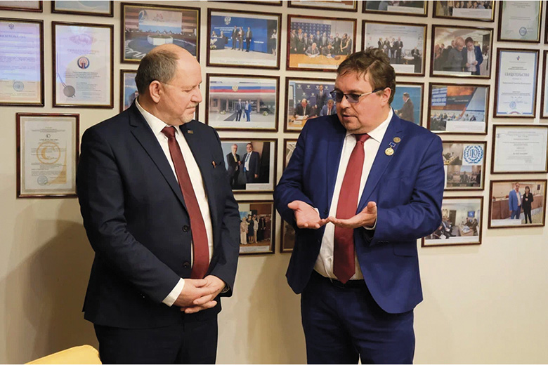 Как единодушно подчеркнули бессменные сопредседатели Комиссии Юрий Офицеров (слева) и Аркадий Замосковный, по истечении 20 лет совместной работы вопросов для проработки и обсуждения по-прежнему более чем достаточно